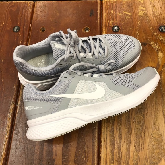 Nike Run Swift 2 Sneakers Shoes size 8.5/9